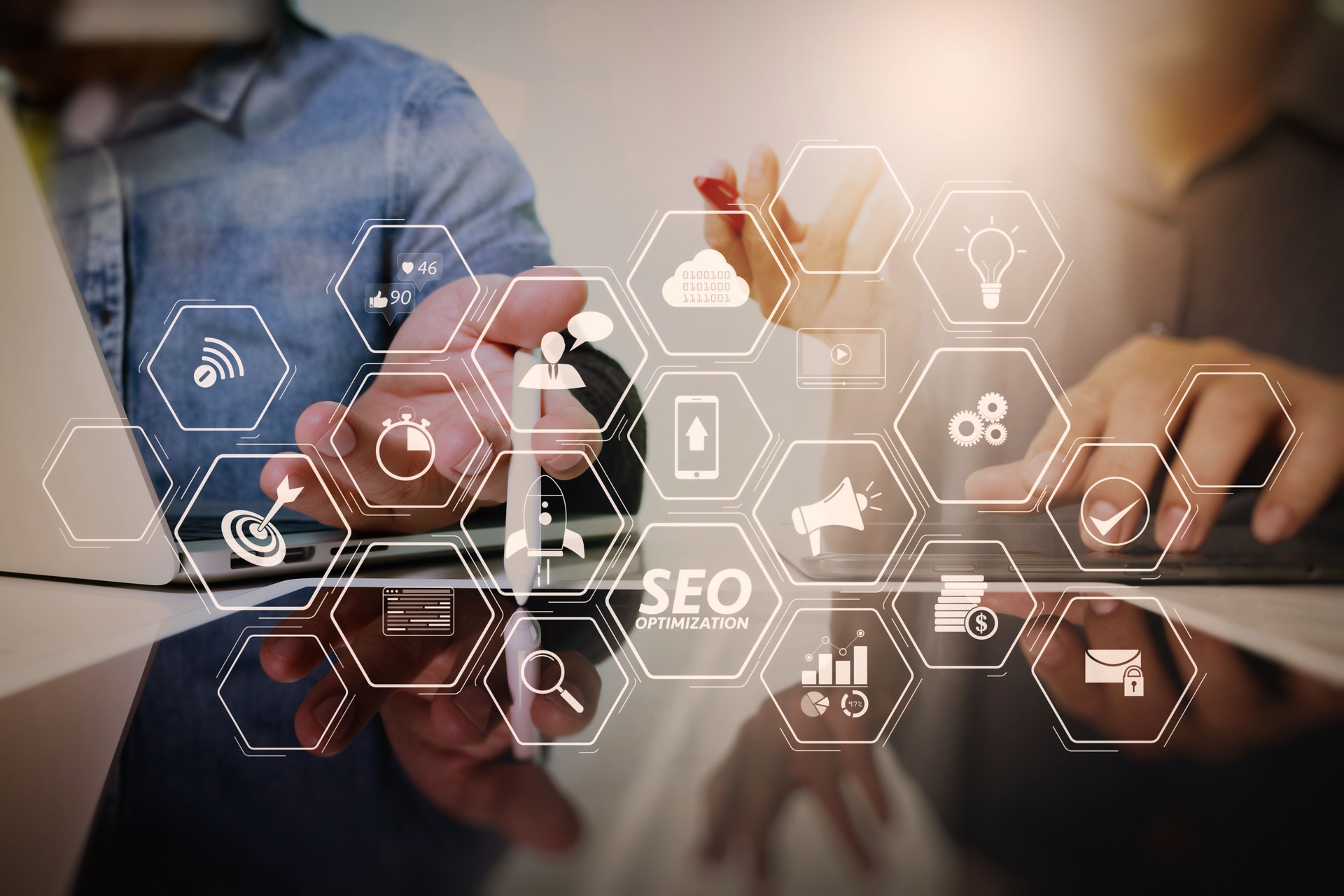 Team-Work-Konzept, Geschäftsmann Hand video Konferenz in modernen Büros. Digital-Tablette Laptop Computer Design Smartphone verwenden. Sonneneffekte, unscharfer Hintergrund